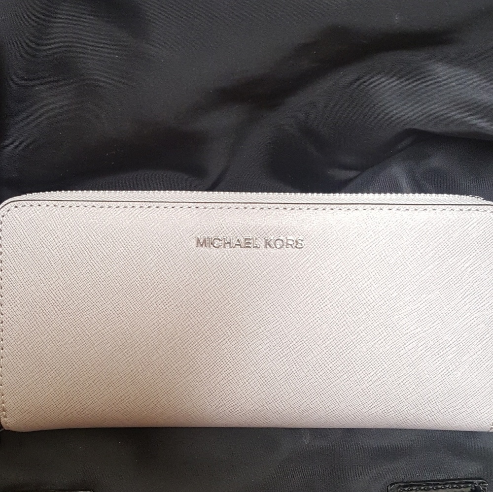 WILL SHIP TODAY Authentic NEW Micheal Kors zip around wallet
